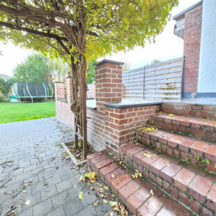 Superbe maison rénovée, avec jardin, garage et trois chambres. Superbe maison rénovée, avec jardin, garage et trois chambres.