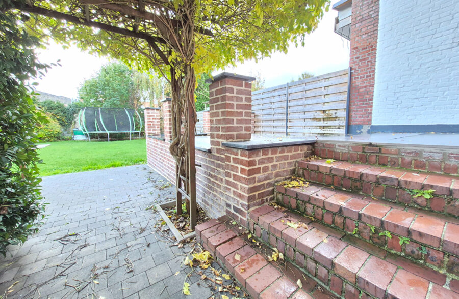 Superbe maison rénovée, avec jardin, garage et trois chambres.