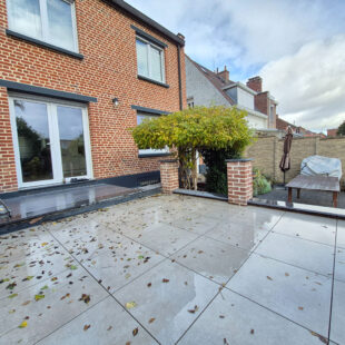 Superbe maison rénovée, avec jardin, garage et trois chambres.