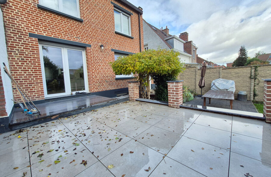 Superbe maison rénovée, avec jardin, garage et trois chambres.