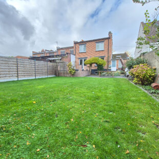 Superbe maison rénovée, avec jardin, garage et trois chambres.