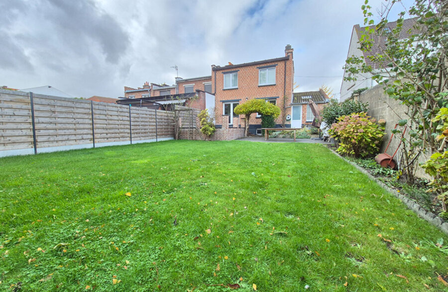 Superbe maison rénovée, avec jardin, garage et trois chambres.