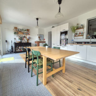 Superbe maison rénovée, avec jardin, garage et trois chambres.