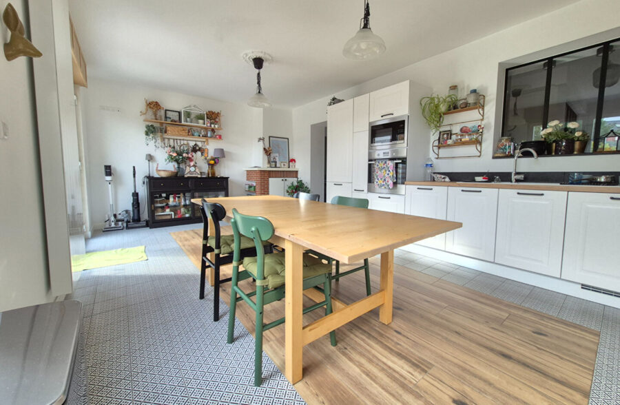 Superbe maison rénovée, avec jardin, garage et trois chambres.