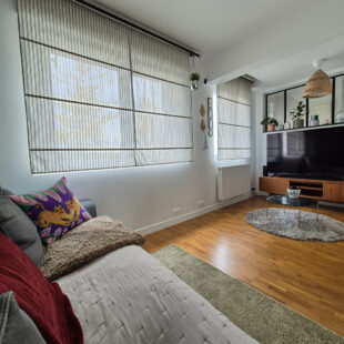 Superbe maison rénovée, avec jardin, garage et trois chambres.