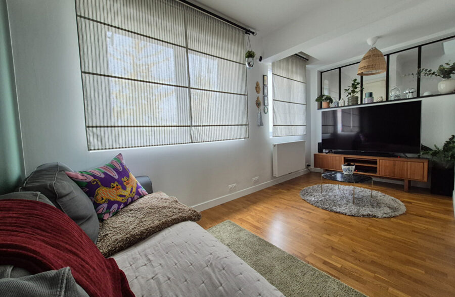 Superbe maison rénovée, avec jardin, garage et trois chambres.