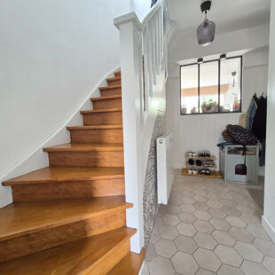 Superbe maison rénovée, avec jardin, garage et trois chambres.