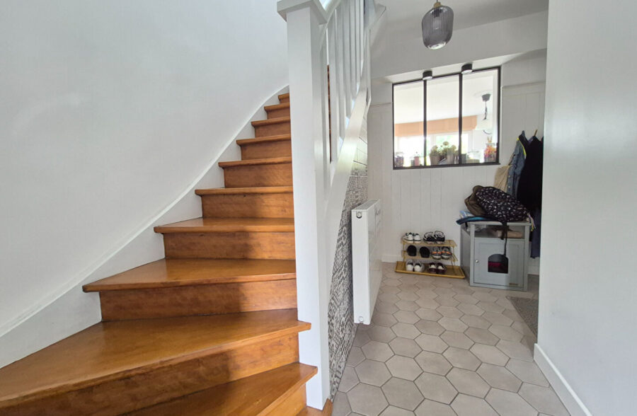 Superbe maison rénovée, avec jardin, garage et trois chambres.