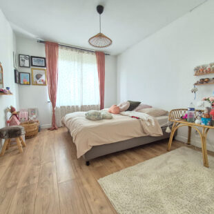 Superbe maison rénovée, avec jardin, garage et trois chambres.