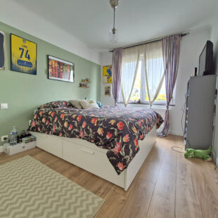 Superbe maison rénovée, avec jardin, garage et trois chambres.