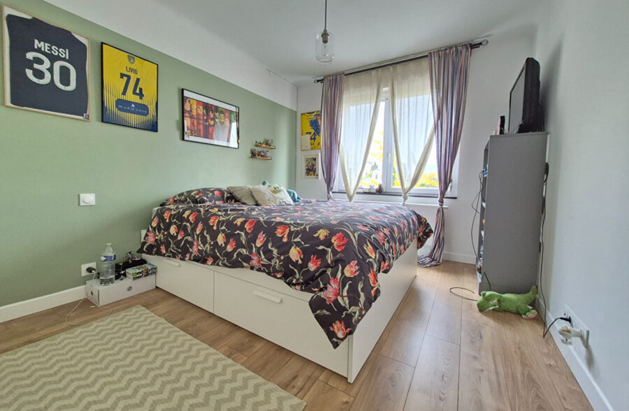 Superbe maison rénovée, avec jardin, garage et trois chambres.