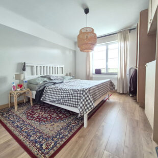 Superbe maison rénovée, avec jardin, garage et trois chambres.