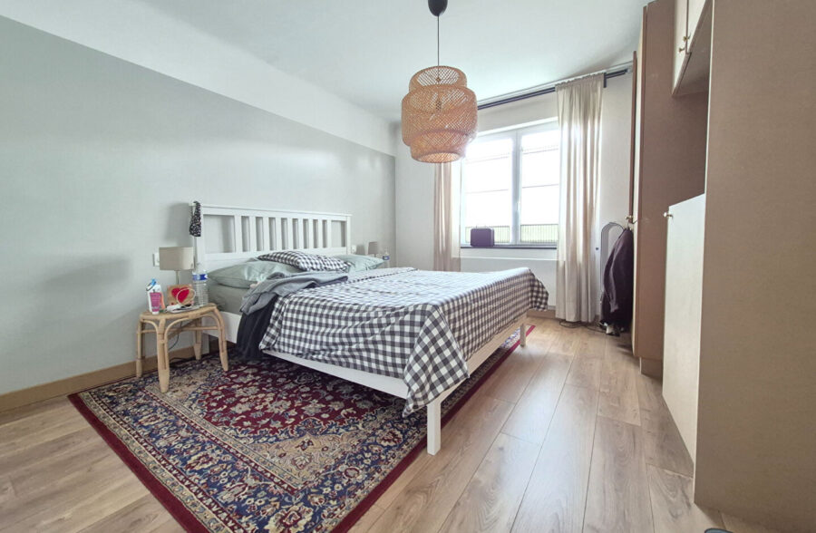 Superbe maison rénovée, avec jardin, garage et trois chambres.