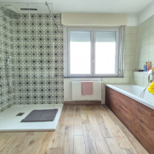 Superbe maison rénovée, avec jardin, garage et trois chambres.