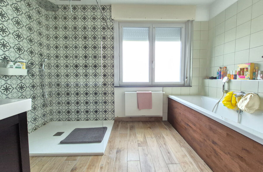 Superbe maison rénovée, avec jardin, garage et trois chambres.