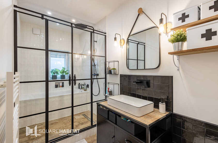 Maison Saint Andre Lez Lille, 4 chambres, 2 salles de bains, 2 toilettes, grande terrasse, buanderie, grand garage , 1 parking et dépendances.