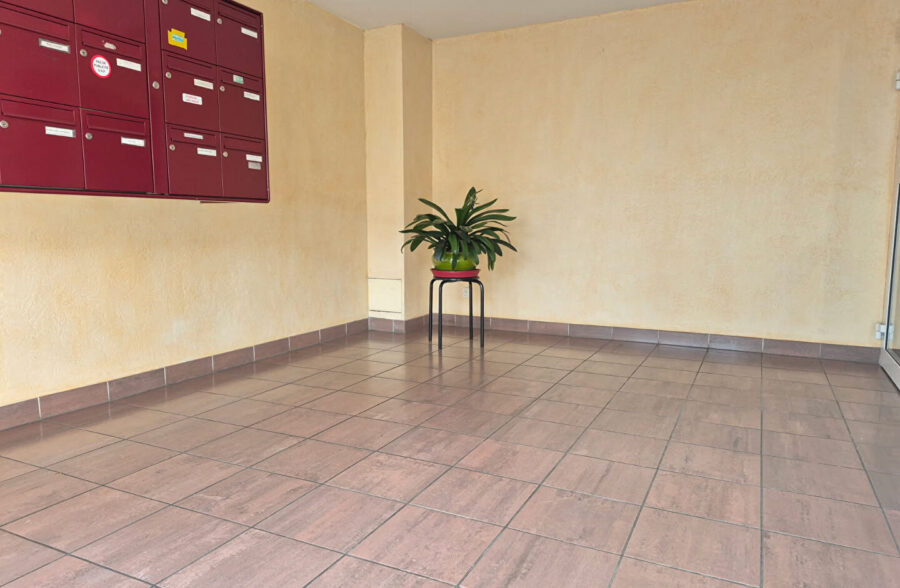 Appartement T3 avec terrasse, cave et garage Appartement T3 avec terrasse, cave et garage