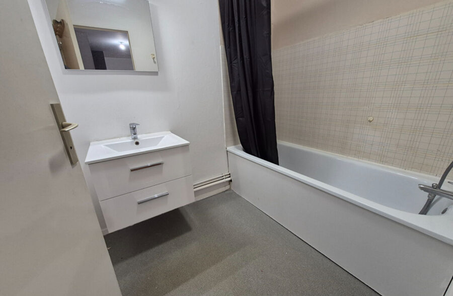 LILLE NATIONALE – VAUBAN T3 traversant avec balcon et parking