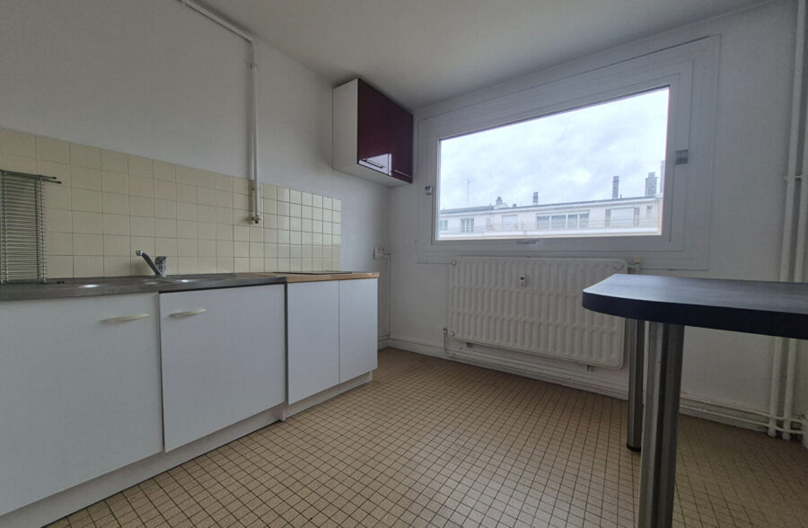 LILLE CENTRE & GARES – APPARTEMENT 3 PIECES à rafraîchir + CAVE , parking en option