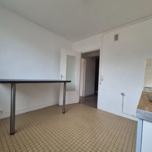 LILLE CENTRE & GARES – APPARTEMENT 3 PIECES à rafraîchir + CAVE , parking en option