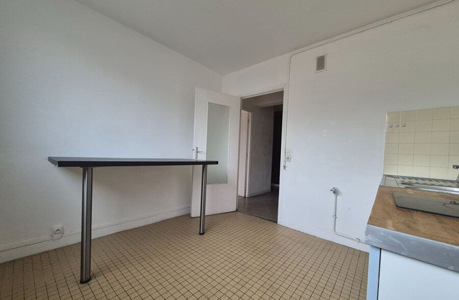 LILLE CENTRE & GARES – APPARTEMENT 3 PIECES à rafraîchir + CAVE , parking en option