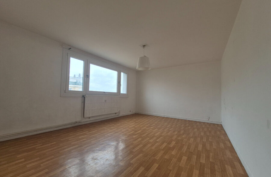 LILLE CENTRE & GARES – APPARTEMENT 3 PIECES à rafraîchir + CAVE , parking en option