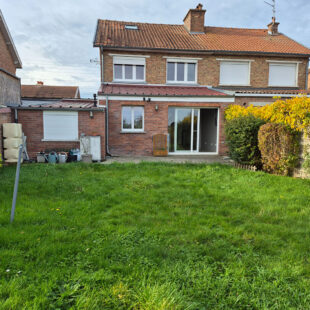 Maison semi-individuelle de type Bâtir avec garage attenant