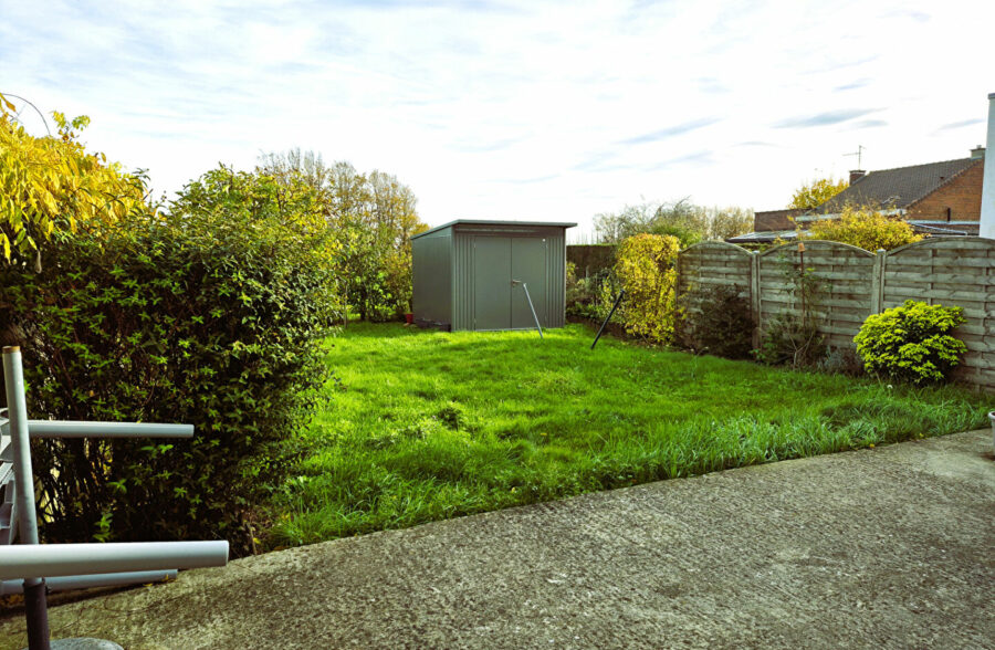 Maison semi-individuelle de type Bâtir avec garage