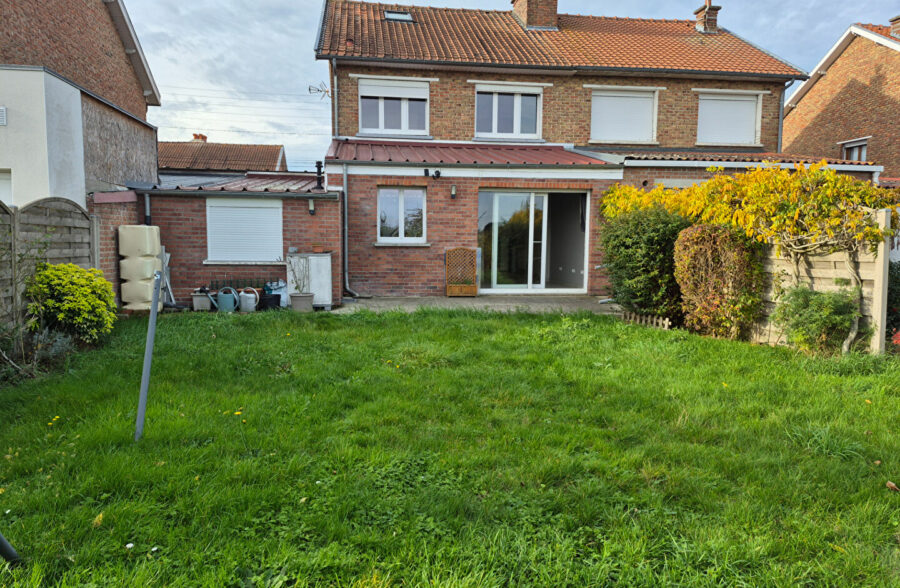 Maison semi-individuelle de type Bâtir avec garage