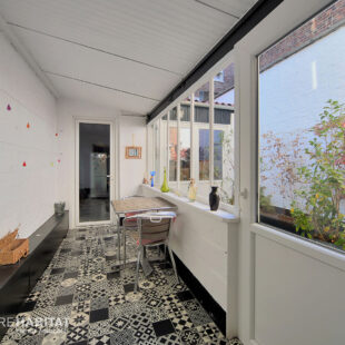 Maison 110 m² et garage.