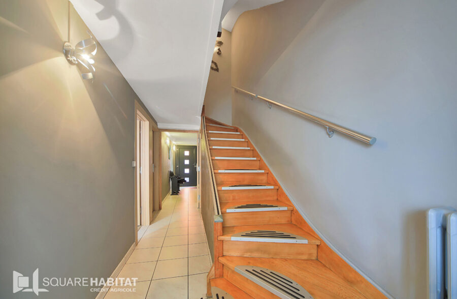 Maison 110 m² et garage.