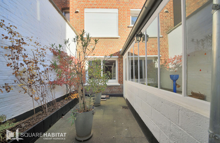 Maison 110 m² et garage.