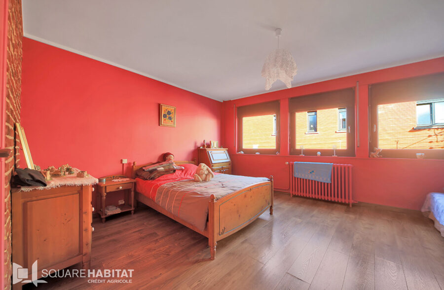 Maison 110 m² et garage.