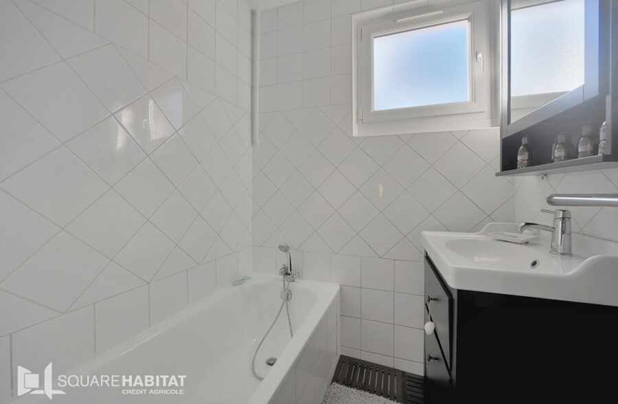 Maison 110 m² et garage.