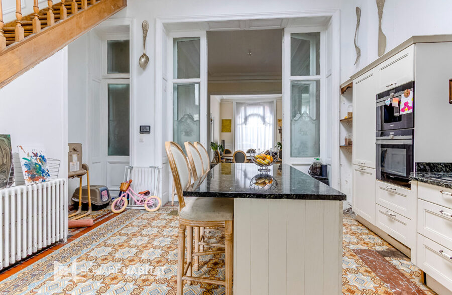 Maison de Maître de Charme , 214 m² , Proche Métro
