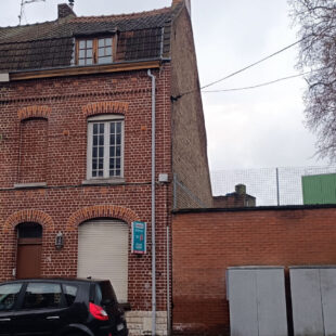 Large habitation offrant 4chambres, de beaux volumes et un extérieur !