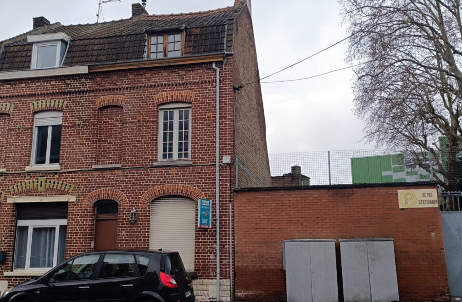 Large habitation offrant 4chambres, de beaux volumes et un extérieur !