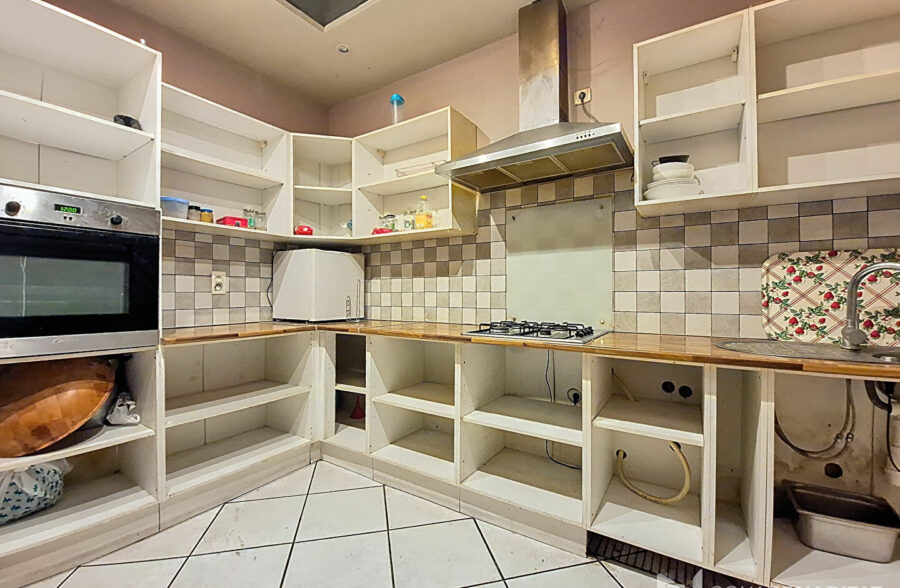 Large habitation offrant 4chambres, de beaux volumes et un extérieur !