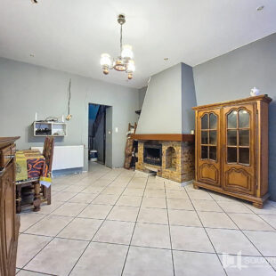 Large habitation offrant 4chambres, de beaux volumes et un extérieur !