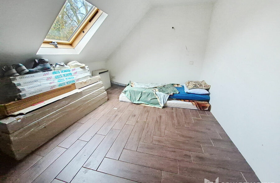 Large habitation offrant 4chambres, de beaux volumes et un extérieur !