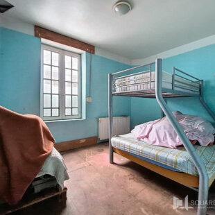 Large habitation offrant 4chambres, de beaux volumes et un extérieur !