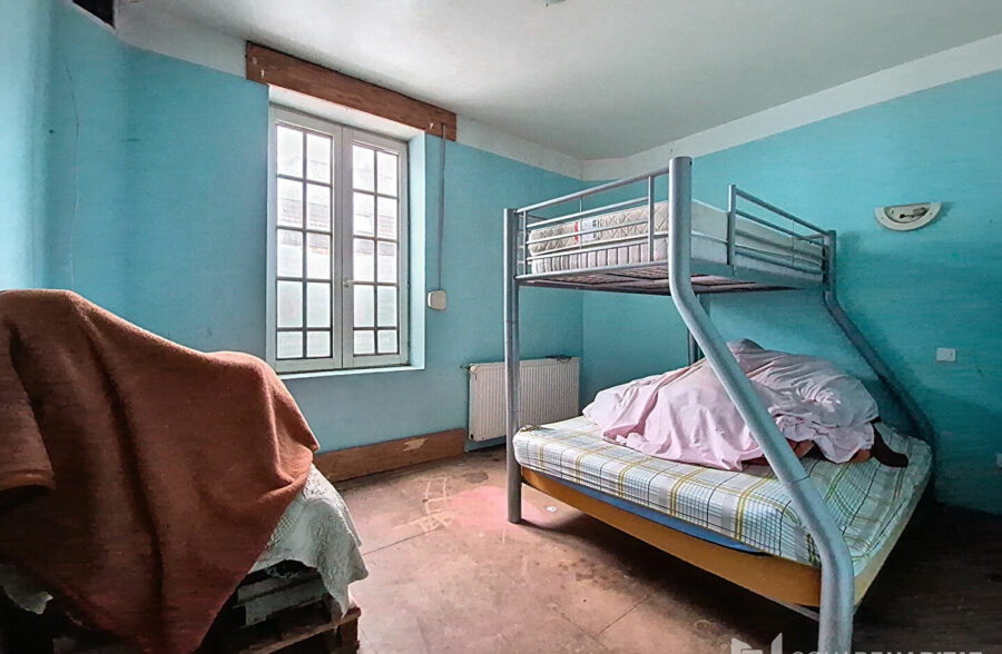 Large habitation offrant 4chambres, de beaux volumes et un extérieur !