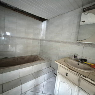 Large habitation offrant 4chambres, de beaux volumes et un extérieur !