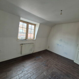 Large habitation offrant 4chambres, de beaux volumes et un extérieur !