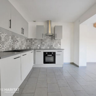 Maison rénovée 2 petites chambres, 1 bureau, garages, cour et dépendances