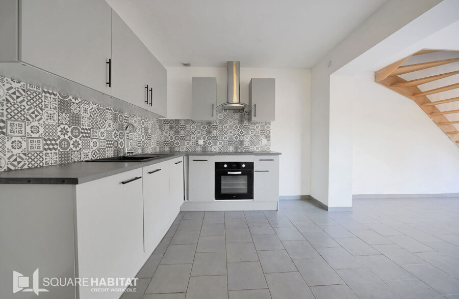 Maison rénovée 2 petites chambres, 1 bureau, garages, cour et dépendances