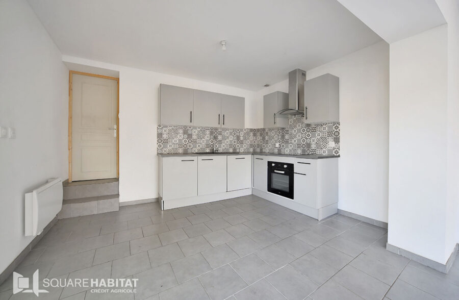 Maison rénovée 2 petites chambres, 1 bureau, garages, cour et dépendances