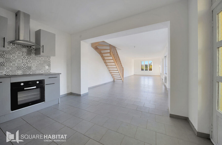 Maison rénovée 2 petites chambres, 1 bureau, garages, cour et dépendances