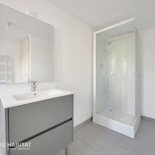 Maison rénovée 2 petites chambres, 1 bureau, garages, cour et dépendances