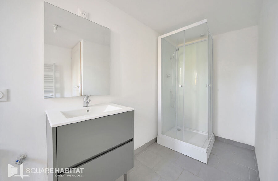 Maison rénovée 2 petites chambres, 1 bureau, garages, cour et dépendances